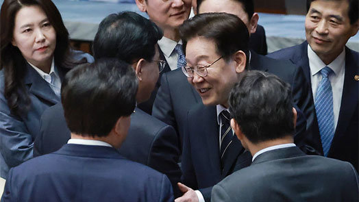李대통령 맞은 국힘 의원들, 박수 안쳤지만 악수는 나눠