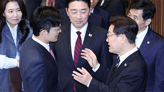 李대통령 맞은 국힘 의원들, 박수 안쳤지만 악수는 나눠