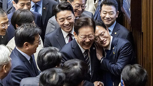 李대통령 맞은 국힘 의원들, 박수 안쳤지만 악수는 나눠