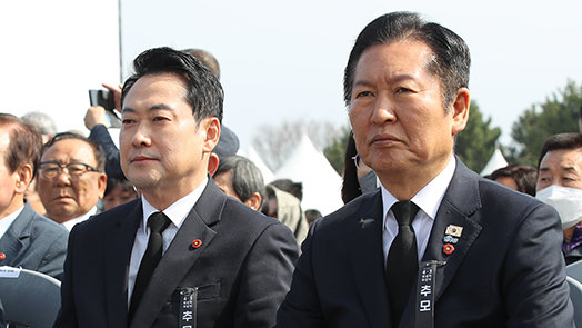 지지율 30%P 최대 격차… 질주하는 與, 길잃은 野