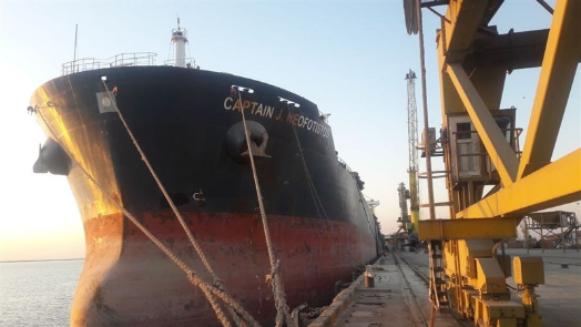 봉쇄 못 견뎠나…이란, 자국行 생필품 선박에 해협 열어