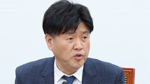‘李의 오른팔’ 낙마시키나…與지도부 ‘김용 공천 불가’ 기울어