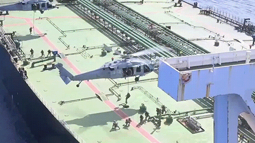 트럼프 “호르무즈 기뢰 설치 선박 모두 격침하라”