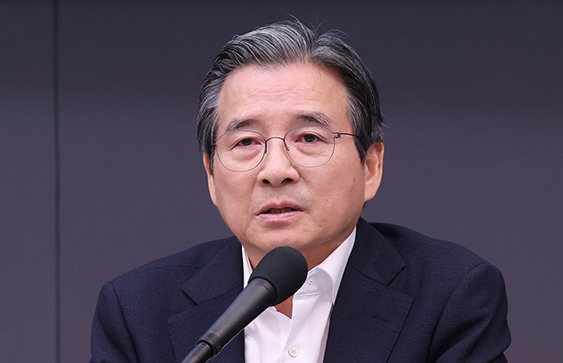 “李지지율 하락, 부동산-세제 때문 아냐”김용범 실장 “정책기조 큰 전환 없을 것”