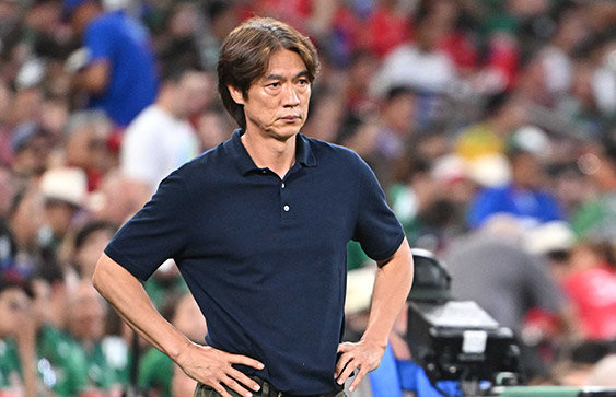홍명보에 “집단 식중독 걸렸나” 질문까지이강인은 주먹으로 잔디 내리치며 ‘분개’