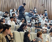 국회 온 초등생들 앞에서… 여야 고성 싸움질