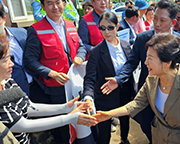 박근혜 전 대통령, 추석 앞두고 현풍시장 방문…지역민과 인사