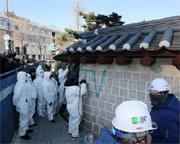 낙서 제거 작업 마친 경복궁 담벼락, 19일 만에 다시 공개