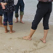 “맨발로 해변을 걷고 29년 앓은 전신 근육강직 인간 증후군 호전”