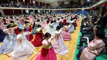 형형색색 한복 입고 성년례…이색 졸업식에 ‘뭉클’