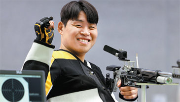 “축구 꿈 꺾였다고 멈출수야” 희망을 겨눈 총잡이