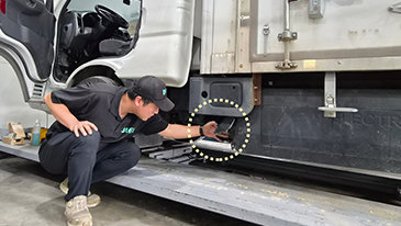 도로 요철-배수구에 ‘쿵’… 하부 배터리 손상, 전기차 사고 부른다