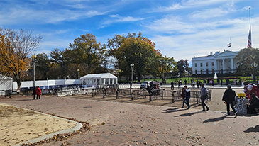 트럼프 “치우라” 명령에 중단된 44년의 반핵-반전 시위