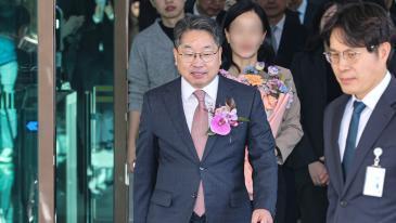 밝은 표정으로 대검 떠난 ‘퇴임’ 노만석