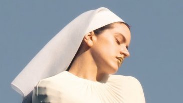 ‘넥스트 K팝’이 참고해야 할 로살리아의 ‘LUX’