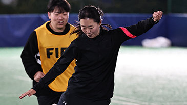 “남성 수비수 압박 뚫고 골 넣는 맛 정말  짜릿해요”