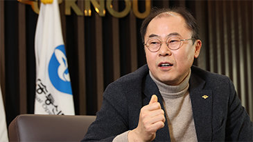 “AI 튜터 도입…원격교육 50년 넘어 세계 모델 되겠다”