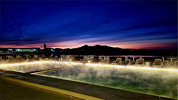 김이 모락모락 피어오르는 해수 온천 위로 떠오르는 태양