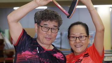 탁구치는 60대 부부 “2시간 넘게 땀 흠뻑 흘리면 날아갈 듯 가벼워요”