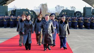 김정은의 워킹은 북한식인가 미국 헐리우드식인가