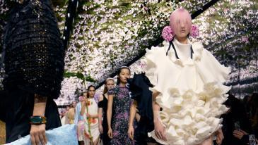 디올 패션쇼에 왜 시클라멘이 등장했을까