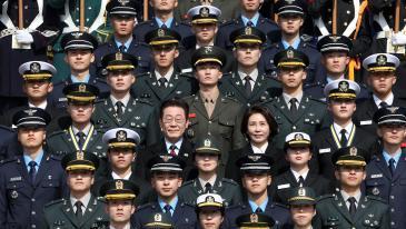 李대통령 만난 신임장교 558명, 모자 세리머니하며 자축