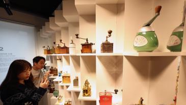 ‘황동’부터 군용·푸조까지 한자리에서 만나는 커피 그라인더 역사!