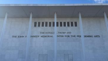 공연장, 군함, 길 이름에 ‘트럼프 붙이기’… ‘족적 남기기’ 논란 고조