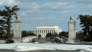 공연장, 군함, 길 이름에 ‘트럼프 붙이기’… ‘족적 남기기’ 논란 고조