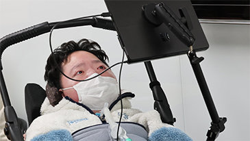 움직일수 있는건 두 눈뿐…안구 마우스로 웹툰 그렸다