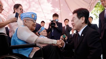 필리핀서 한국전 참전용사 만난 李 “한국에 꼭 초청하겠다”