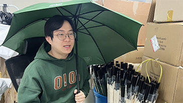 ‘100% 재생 플라스틱’ 친환경 우산… 통째로 버려도 재활용 가능