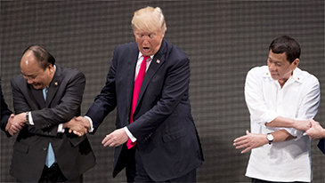 트럼프도 힘들어 했던 ‘X자 악수’의 의미는?