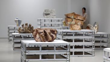 ‘전기톱 든 91세 조각가’ 김윤신…“나와 재료 하나돼야 작품이란 또 하나가 탄생”