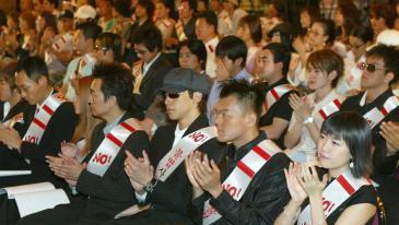 오늘 밤 우리는 누구의 카메라로 BTS 공연을 보게 되나