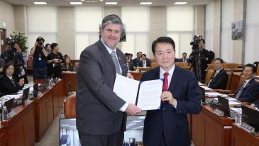 국회에 온 캐나다 대사