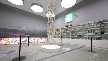 영국은 창조산업 위해 ‘YBA’를 키웠다… 허스트 전시가 던지는 질문