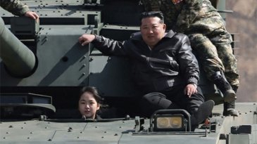 탱크 위에 선 13살 김주애…차력쇼 보다 탱크 사진에 주목해야 하는 이유