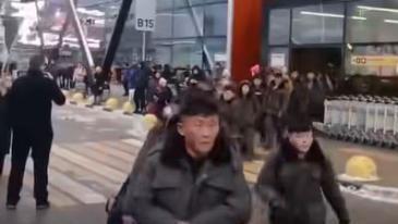 모스크바 공항에 나타난 북한 청년들