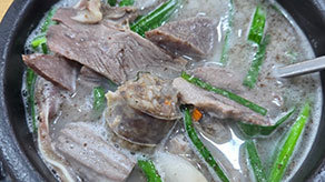 세련된 외관, 표준화된 맛 대신 누구나 입맛 따라 뜨는 순댓국
