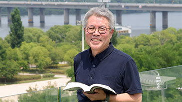 “부딪히지 않고 길 내는 강처럼, 더디게 살피면 오묘함 얻어”