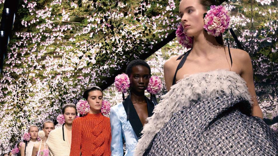 디올, 위대한 꽃의 유산… 조나단 앤더슨의 2026년 봄·여름 오뜨 꾸뛰르 쇼