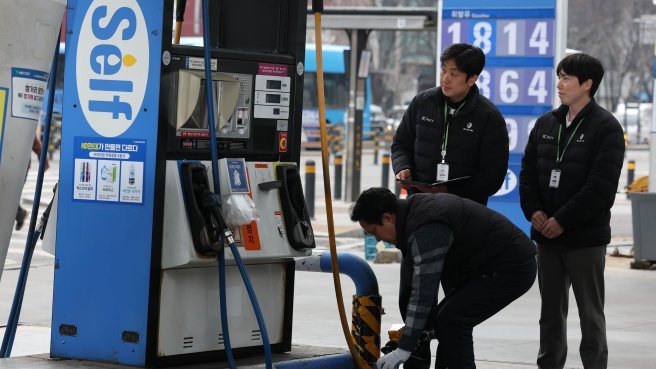 [사설]서울 기름값 1900원대… ‘바가지’ 엄단하되 수요도 관리해야