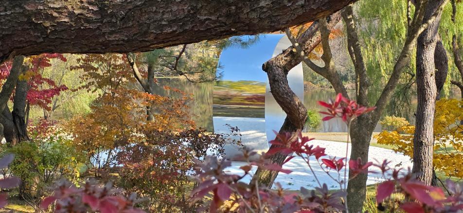 호암미술관 ‘비밀의 정원’이 열렸다…이우환과 정영선의 ‘무위(無爲)’[김선미의 시크릿가든]