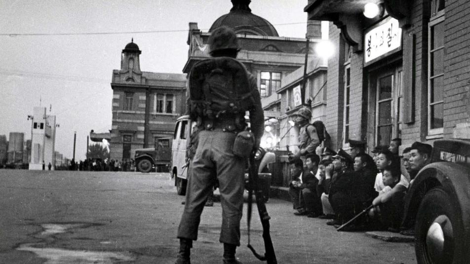 시대를 가르는 두 장의 계엄 사진…코트에 숨긴 카메라 vs SNS [청계천 옆 사진관]