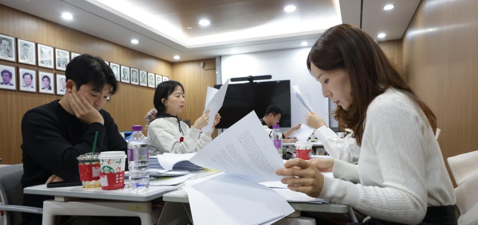 이만큼 쌓였습니다… 한국 문단의 미래가 [신춘문예 예심]