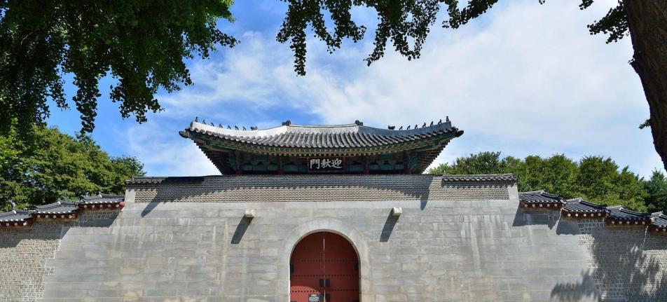 경복궁 서쪽 영추문, 철재서 목재로 바꾼다