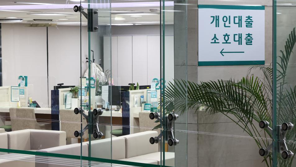 금리 1%p↑ 시 자영업 이자 6.8조↑…고환율·부채에 통화정책 ‘난국’