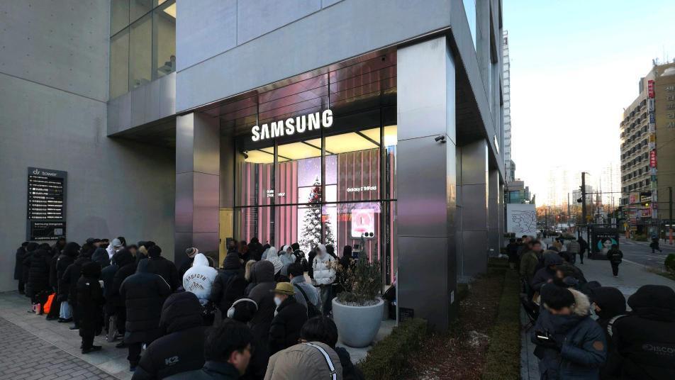 한파에도 오픈런…두번 접는 ‘갤럭시 Z 트라이폴드’ 출시