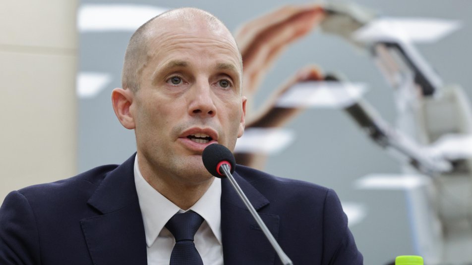 쿠팡 대표 “한국어 몰라 소통 어렵다”… 질의에 같은 답변 되풀이